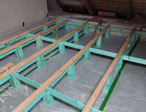 Izolace bytového domu s valbovou střechou